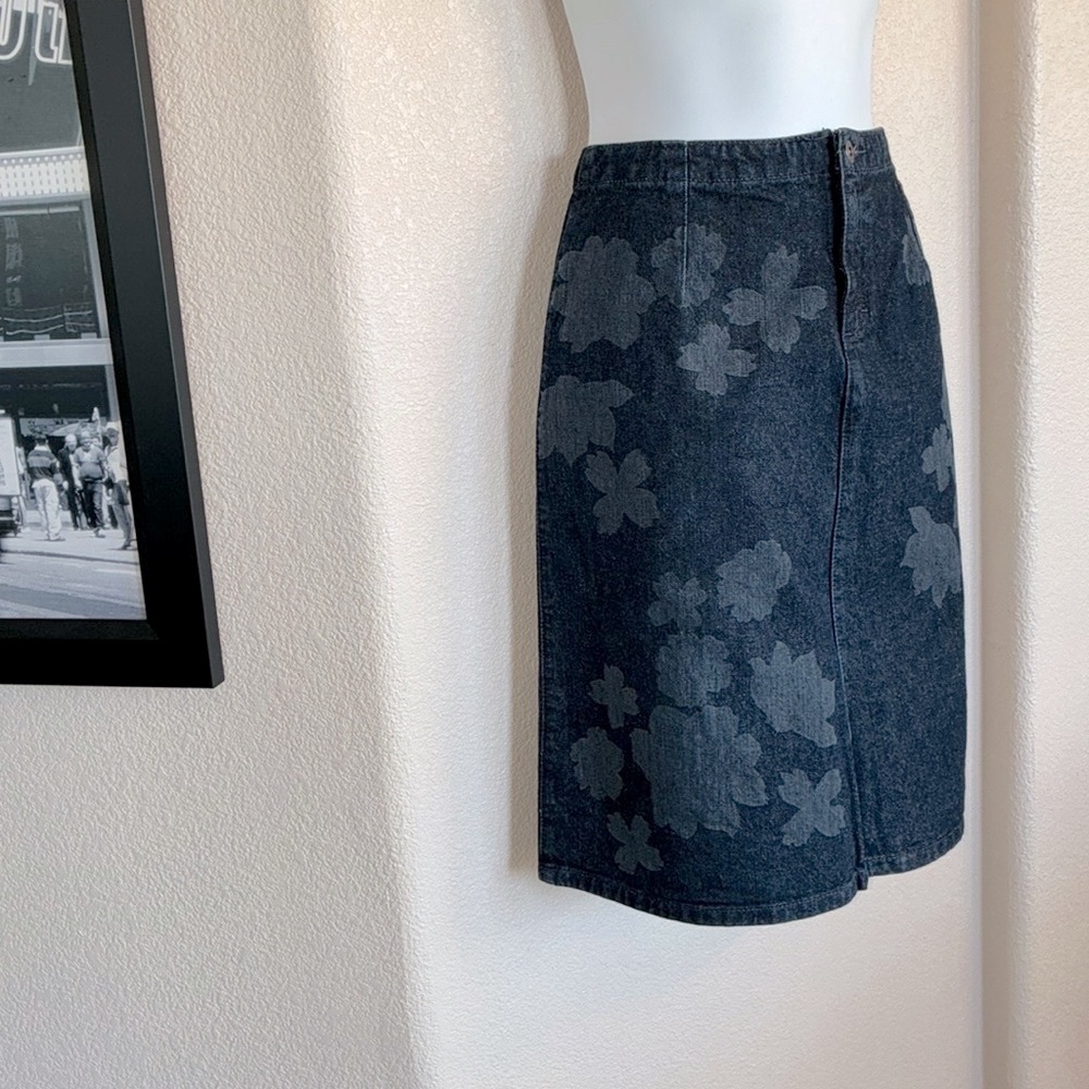 Liz Claoborne denim skirt Woman's, 8, Dark grey, light grey stencil flowers. EUC - Picture 3 of 17
